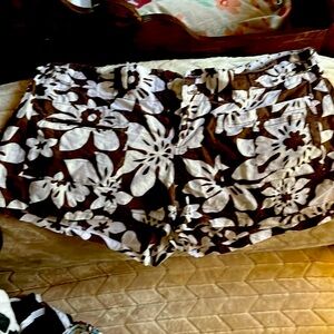 Super cute summer low rise cheekie shorts!!I LOVE THESE!!sizesmall